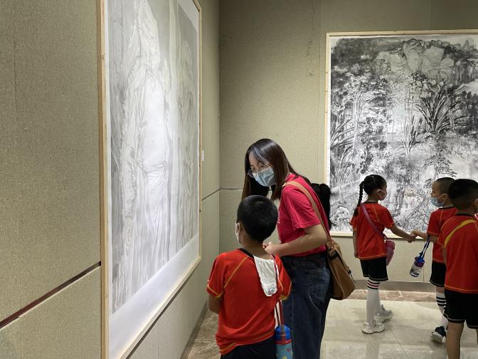 图片3:“逐梦”国教研究生在省文化馆开展志愿服务.jpg
